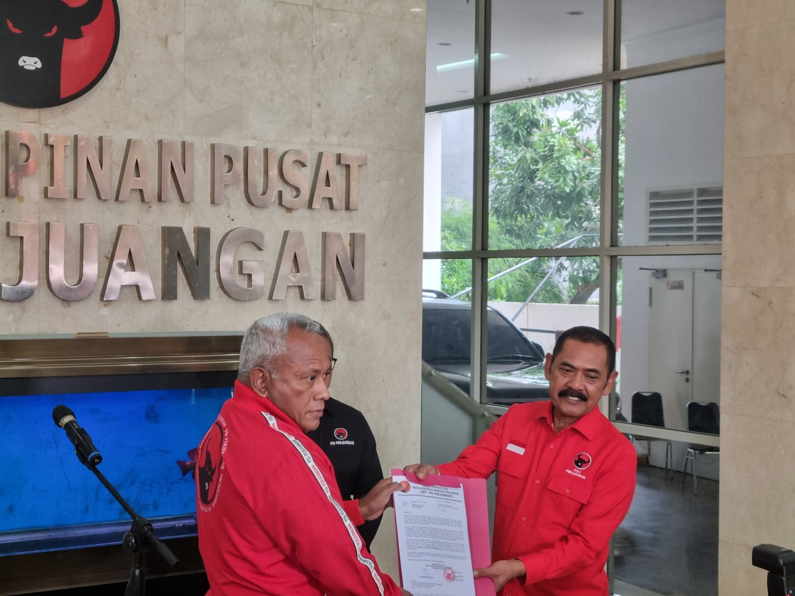 Ketua DPC PDI Perjuangan Surakarta FX Hadi Rudyanto alias FX Rudy dijatuhkan sanksi teguran keras dan terakhir oleh Dewan Kehormatan DPP PDIP. (Muhammad Ridwan/JawaPos.com) - Image