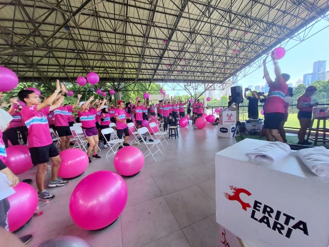 Ratusan pelari dari berbagai komunitas lari mengikuti kegiatan Breast Cancer Awareness. Rizky Ahmad Fauzi/JawaPos - Image