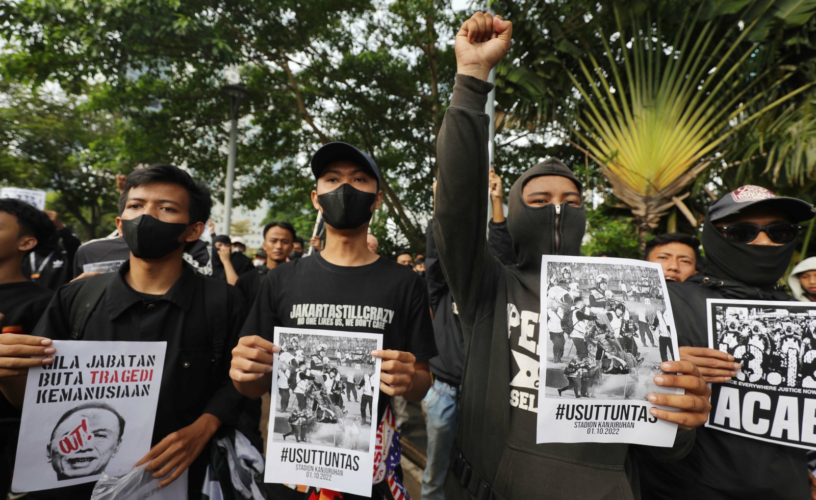 Suporter sepak bola melakukan aksi solidaritas tragedi Kanjuruhan saat Hari Bebas Kendaraan Bermotor (HBKB) di Jakarta, Minggu (30/10/2022).Pada aksinya mereka menuntut penuntasan tragedi Kanjuruhan secara transparan serta adil dan meminta PSSI untuk bert - Image
