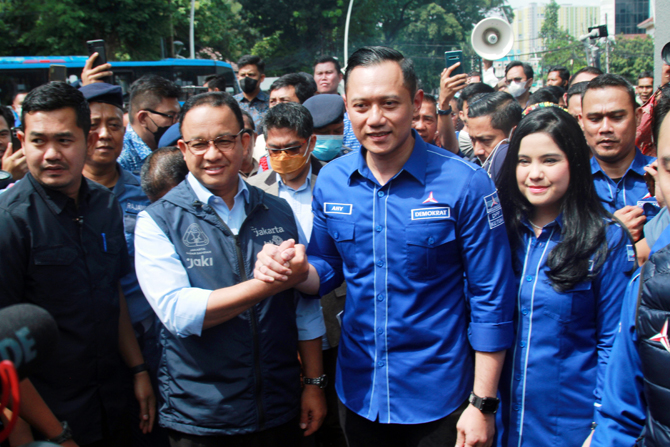 Ketua Umum Partai Demokrat Agus Harimurti Yudhoyono menyambut Gubernur DKI Jakarta yang juga calon presiden dari Partai Nasdem Anies Baswedan saat hendak akan melakukan pertemuan di kantor DPP Partai Demokrat, Jakarta, Jumat (7/10/2022). Pertemuan tersebu - Image