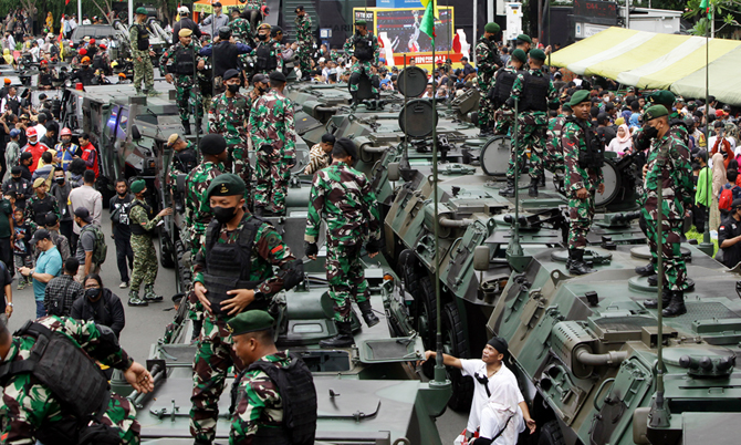 Masyarakat antusias berswafoto dan menaiki kendaraan tempur saat peringatan HUT ke-77 TNI di kawasan Bundaran HI, Jakarta, Rabu (5/10/2022). Peringatan HUT ke-77 TNI yang mengusung tema - Image