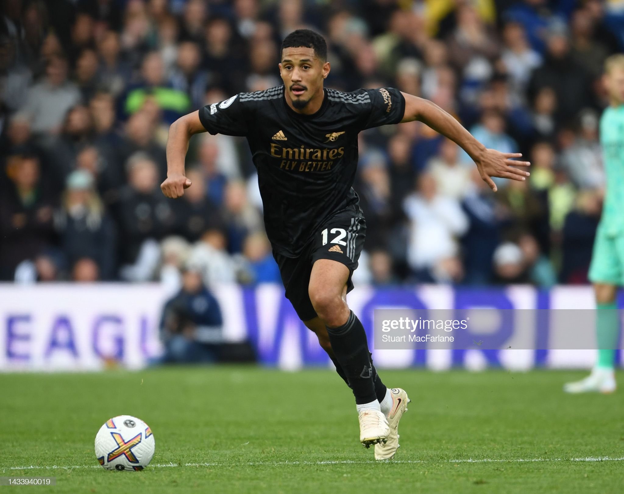 STUART MACFARLANE/ARSENAL FC ADRIAN DENNIS/AFP KONTRADIKSI: William Saliba tampil solid membawa Arsenal memuncaki klasemen Premier League musim ini. Raphael Varane menutupi muka setelah mengalami cedera saat menghadapi Chelsea kemarin dini hari WIB. - Image