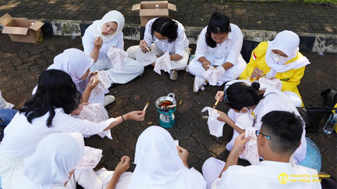 Universitas Indonesia (UI) mendesain program pengenalan kehidupan kampus bagi mahasiswa baru pada tahun 2022 dengan menerapkan siklus triangle sebagai metode dalam proses pembelajaran kegiatan awal mahasiswa baru, yaitu ”Menjangkau, Merajut, dan Merawat”. - Image