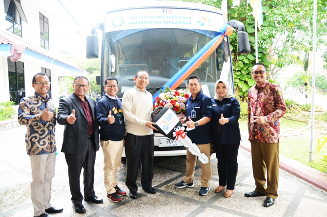 LANGKAH NYATA: Regional Consumer Banking Head BRI Regional Office Surabaya D. Argo Prabowo secara simbolis menyerahkan bus operasional kepada Rektor Unair Prof Dr Mohammad Nasih SE MT Ak. - Image