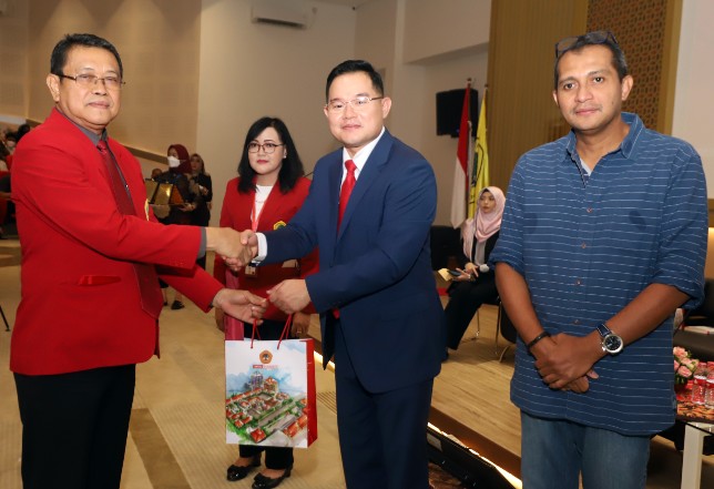 Teng Junaidi usai mengikuti seminar nasional di Untag Surabaya. Istimewa - Image