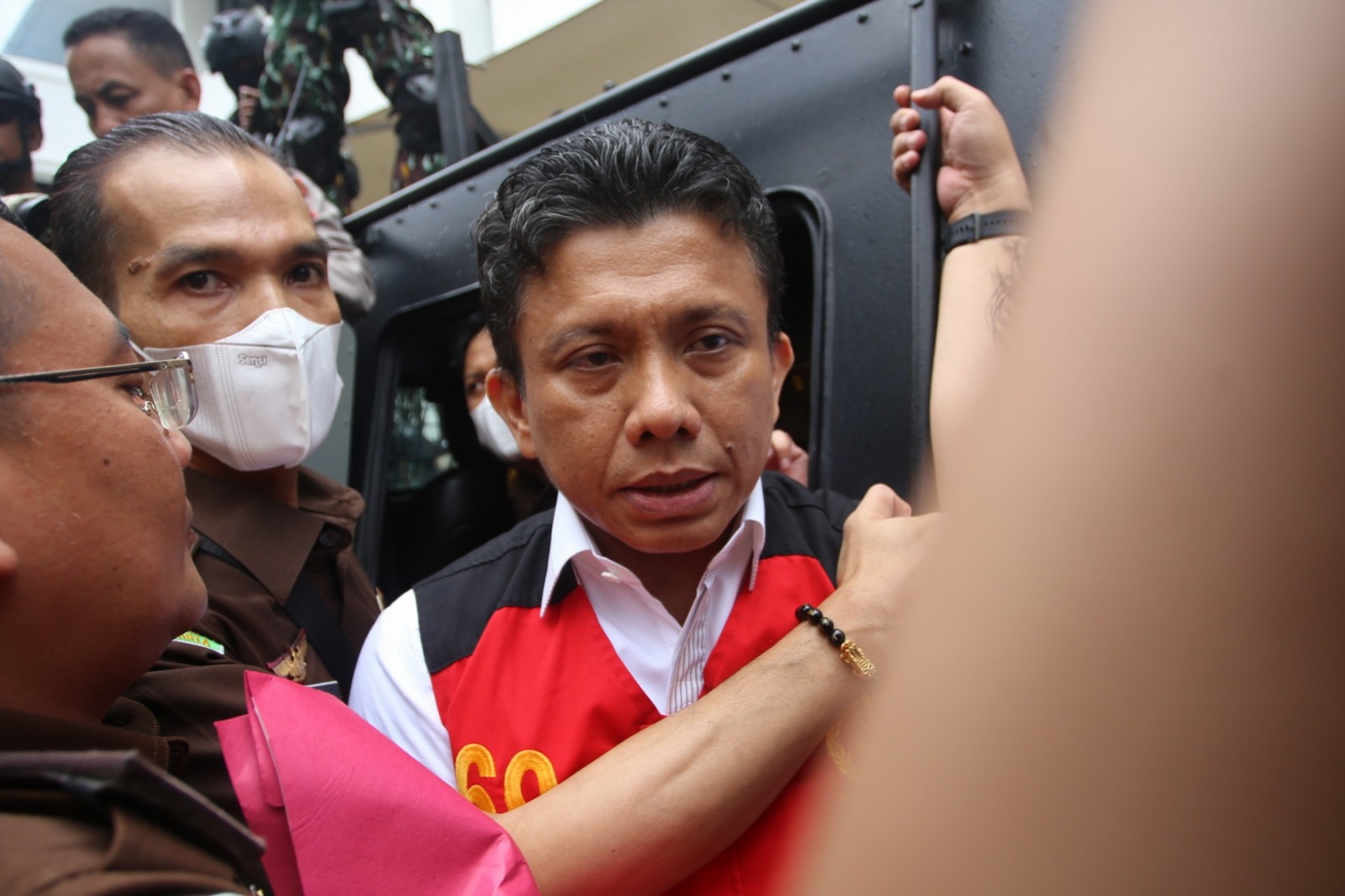 Tersangka pembunuhan Brigradir J, Ferdy Sambo menggunakan rompi tahanan Kejaksaan saat di giring menuju kendaraan taktis (rantis) Brimob Polri di gedung Jaksa Agung Muda Tindak Pidana Umum (Jampidum) Jakarta, Rabu (5/10). Kejaksaan Agung (Kejagung) meneri - Image
