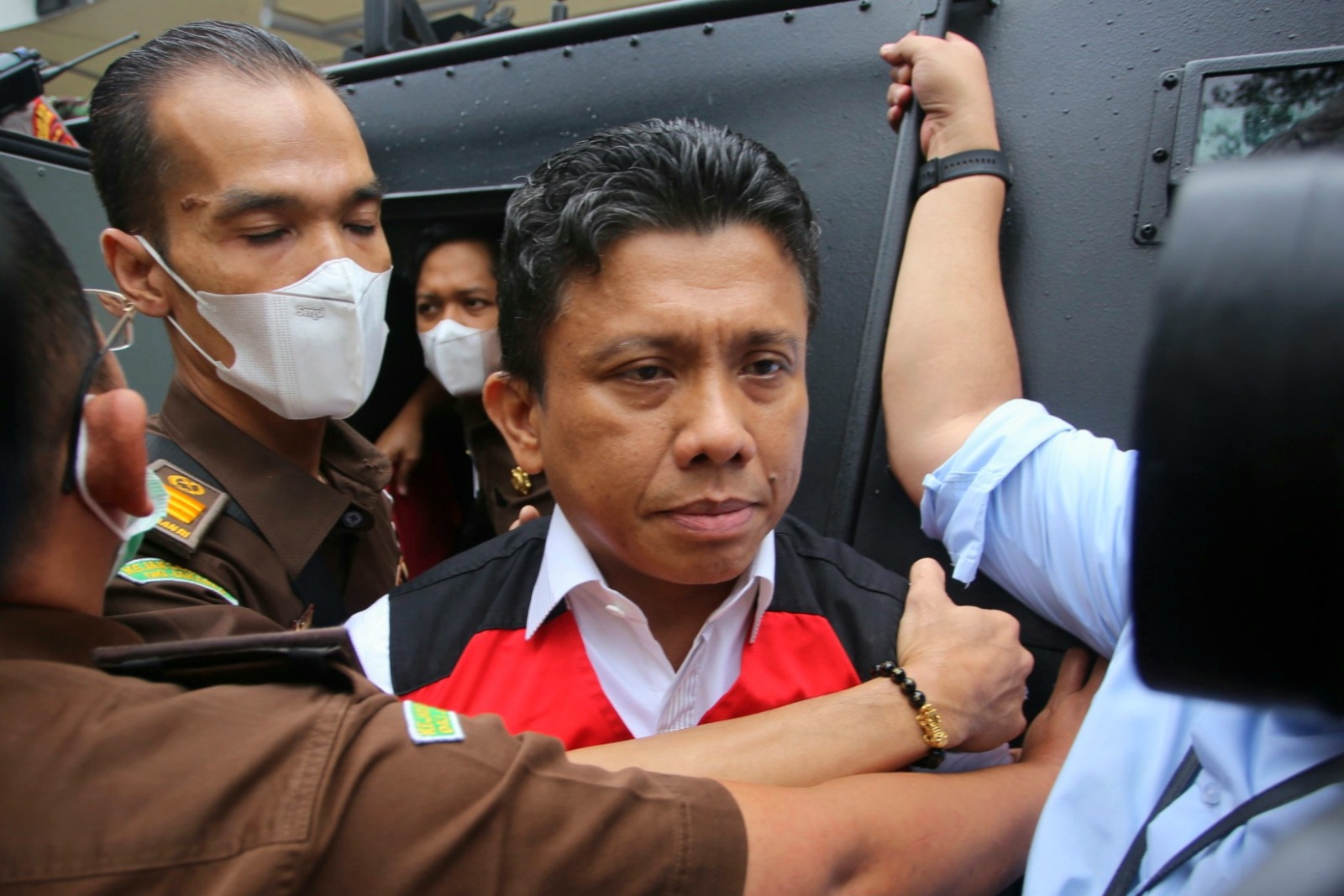 Tersangka pembunuhan Brigradir J, Ferdy Sambo menggunakan rompi tahanan Kejaksaan saat di giring menuju kendaraan taktis (rantis) Brimob Polri di gedung Jaksa Agung Muda Tindak Pidana Umum (Jampidum) Jakarta, Rabu (5/10). Kejaksaan Agung (Kejagung) meneri - Image