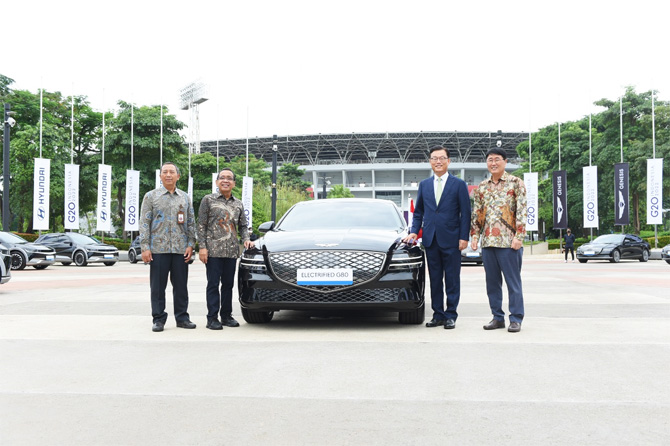 Young Tack Lee selaku President Hyundai Motor Asia Pacific Headquarters menyerahkan Genesis Electrified G80 dan Hyundai IONIQ 5 kepada Menteri Sekretaris Negara Republik Indonesia, Pratikno di Jakarta, Selasa (25/10/2022). - Image