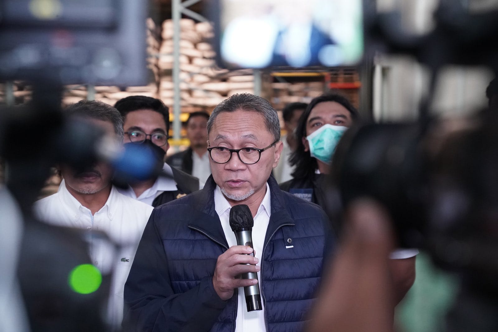 Ketua Umum Partai Amanat Nasional (PAN) Zulkifli Hasan merespons insiden kericuhan di Stadion Kanjuruhan, Malang, Jawa Timur, Minggu (2/10). - Image