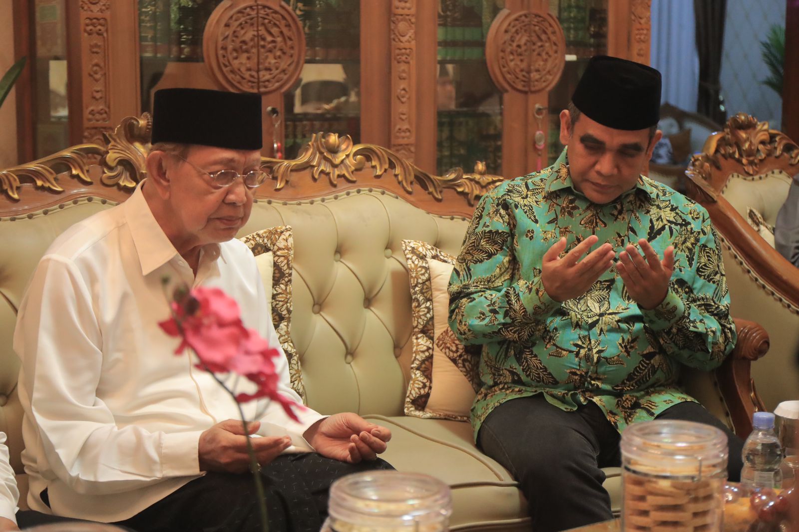 Sekjen Partai Gerindra Ahmad Muzani bersilaturahmi dengan pimpinan pondok pesantren Cipasung KH Abun Bunyamin Ruhiat, Tasikmalaya, Jawa Barat, Sabtu (22/10). - Image