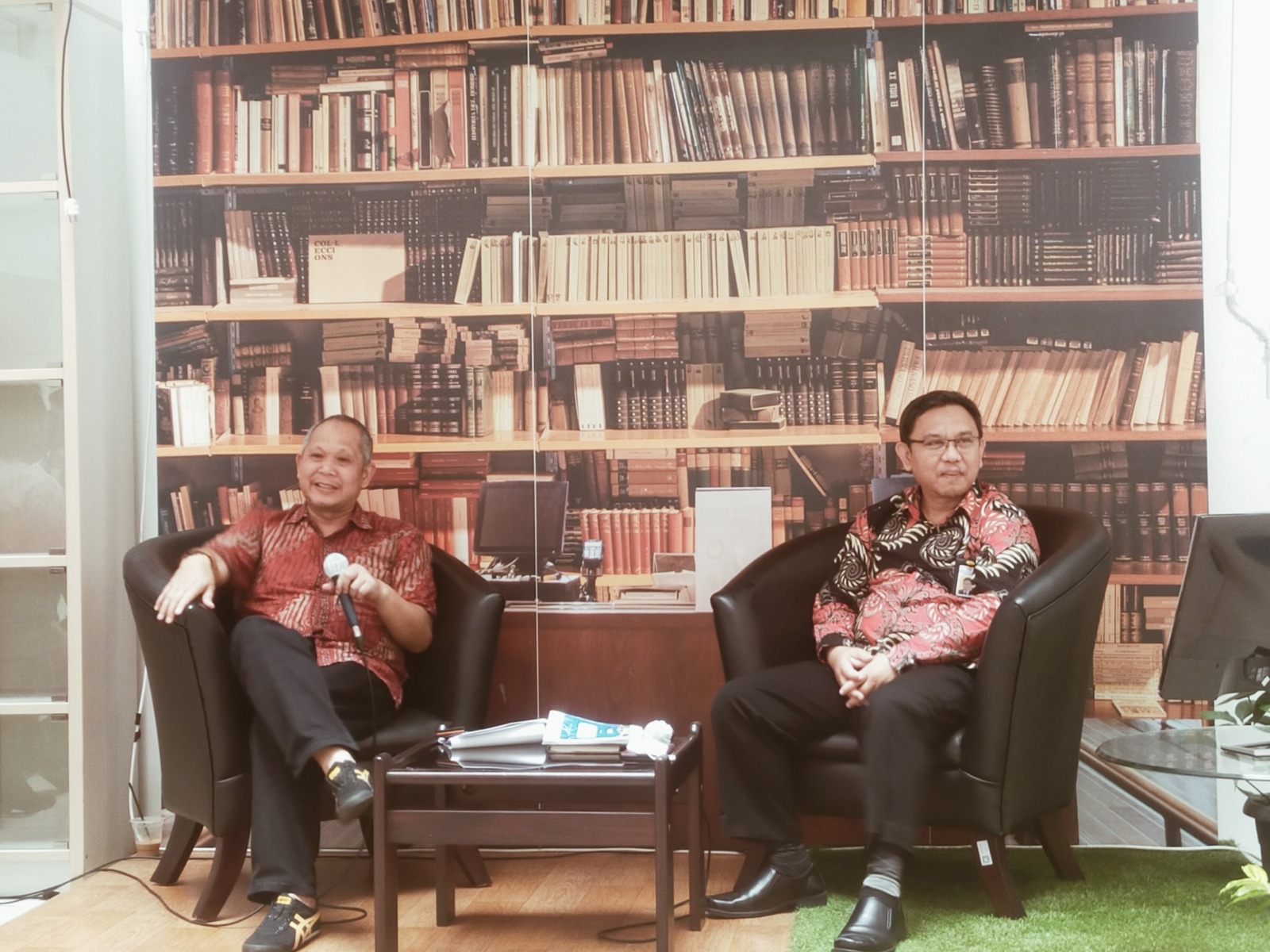 Dirjen DJPI Herry Trisaputra Zuna (kiri) dalam acara media brifieng di Gedung DJPI, Jakarta, Jumat (21/10). (Nurul Fitriana/JawaPos.com) - Image