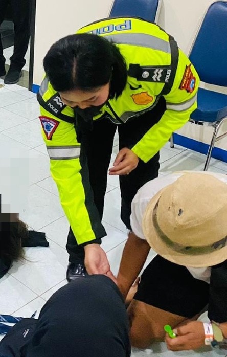 Nining saat menyelamatkan salah seorang suporter. Istimewa - Image