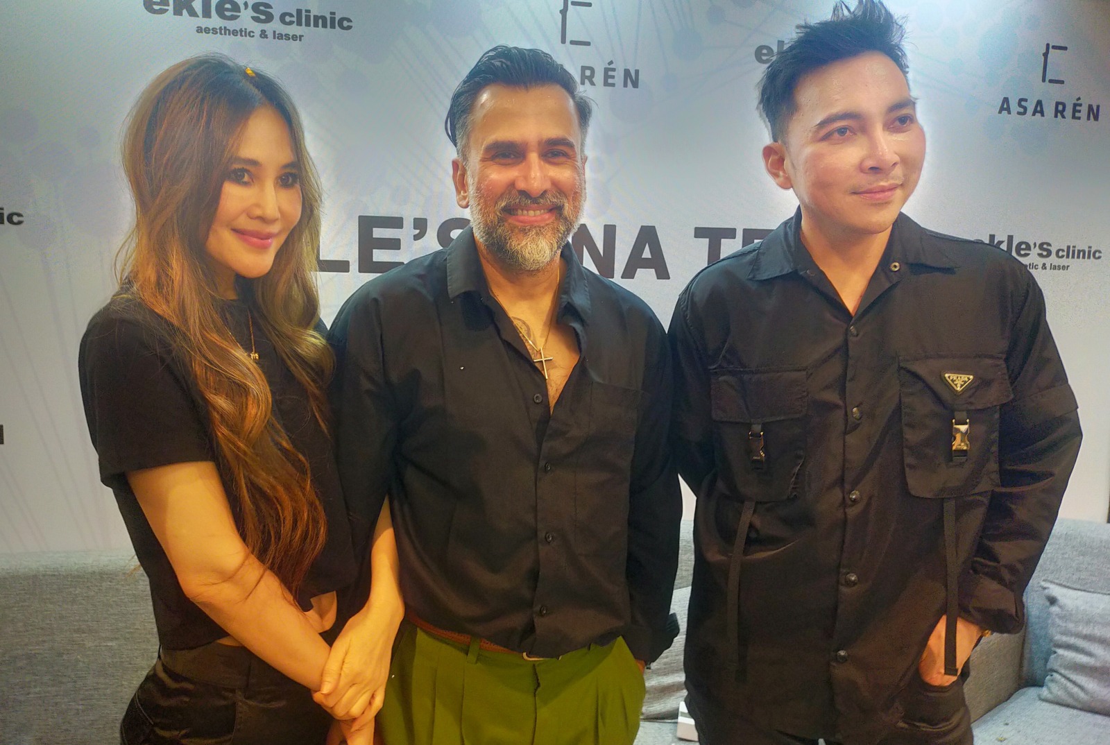 Aktor Jeremy Thomas didampingi sang istri, Ina Thomas dan dr. Eksles, mengungkapkan gambaran hasil tes DNA yang dilakukannya./Abdul Rahman - Image