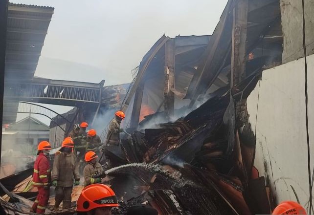 Petugas pemadam kebakaran memadamkan kebakaran di gudang tripleks, kawasan Cijagra, Jalan Soekarno-Hatta, Kota Bandung, Selasa (25/10). Bagus Ahmad Rizaldi/Antara - Image