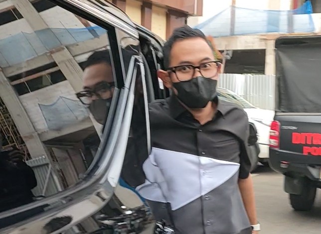 Presiden Arema FC Gilang Widya Pramana atau Juragan 99 mendatangi Ditreskrimum Polda Jatim. Rafika Yahya/JawaPos.com - Image