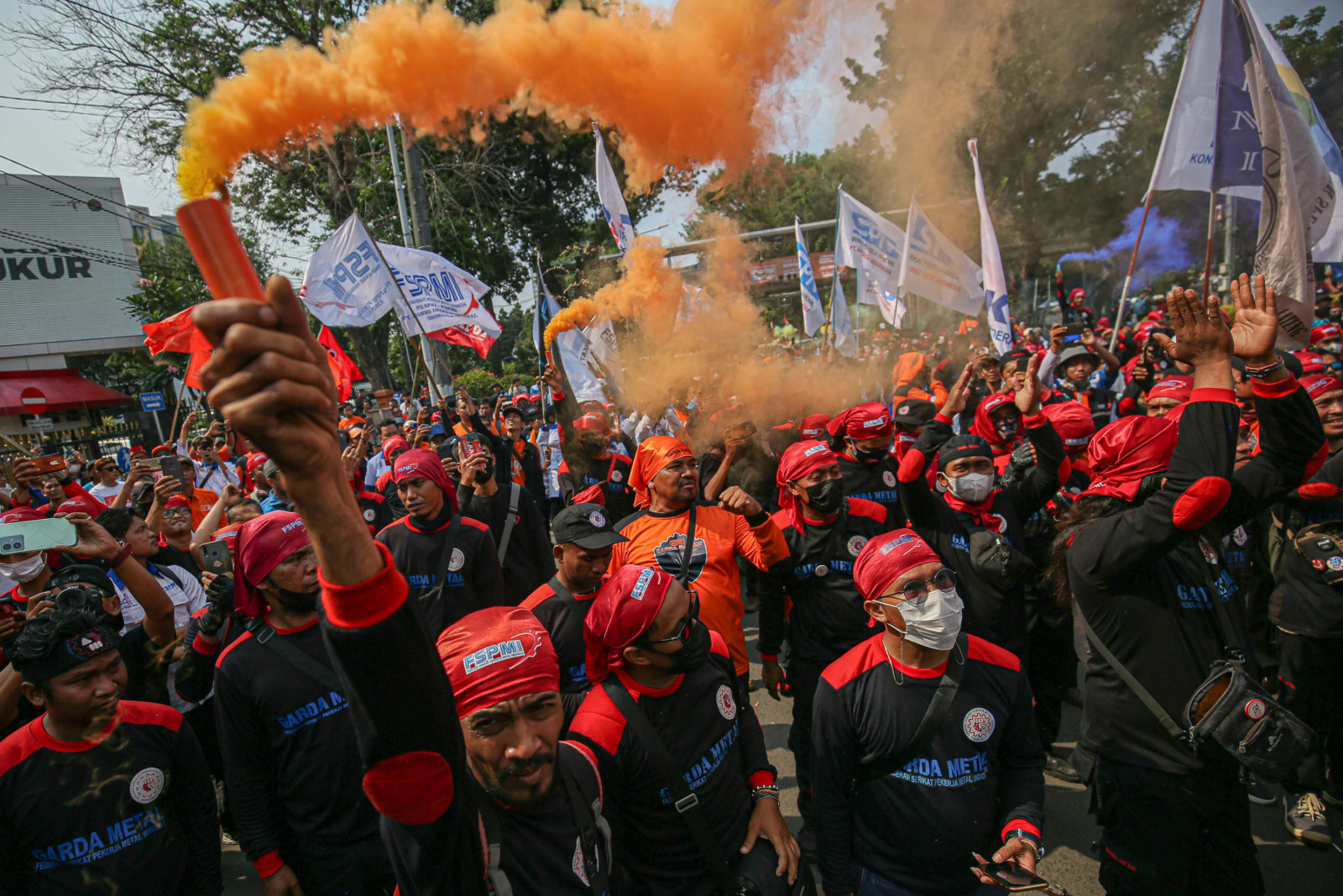 Buruh saat berunjuk rasa di kawasan Patung Kuda, Jakarta, Rabu (12/10/2022). Partai Buruh dan sejumlah organisasi serikat buruh menggelar aksi unjuk rasa yang diadakan secara serentak di seluruh Indonesia.Tuntutan massa buruh di antaranya menolak kenaikan - Image