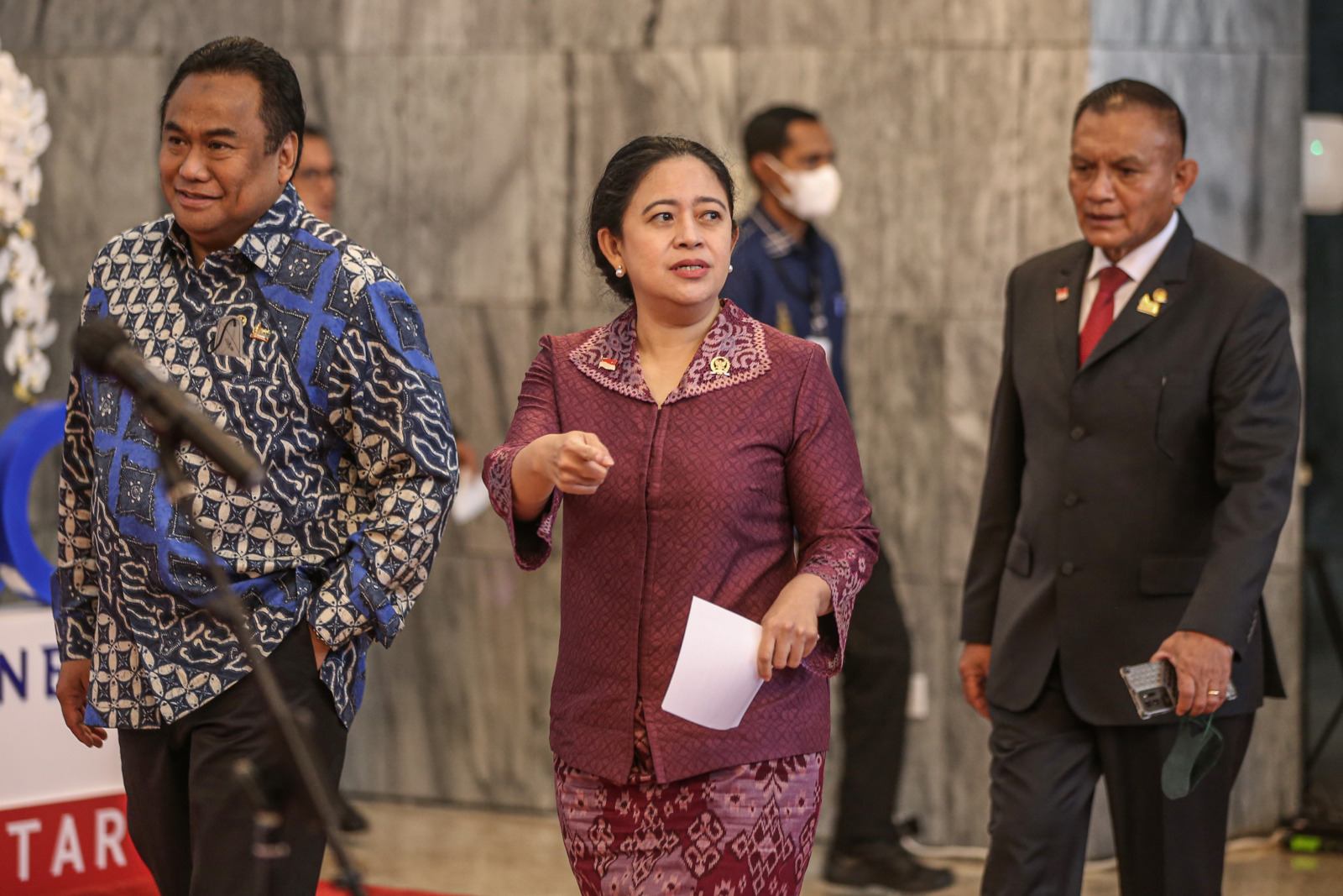 Ketua DPR Puan Maharani (tengah) bersama Wakil Ketua Ramhad Gobel dan Lodewijk F. Paulus saat penutupan 8th G20 Parliamentary Speakers - Image