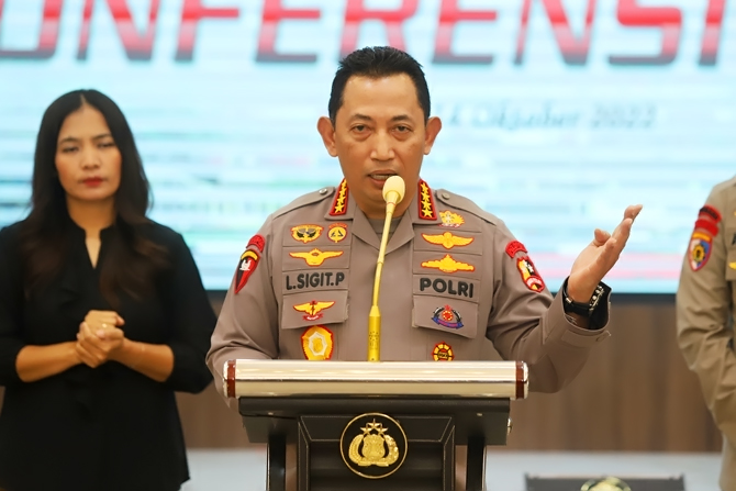 Kapolri Jenderal Listyo Sigit Prabowo saat konfrensi pers di Mabes Polri, Jakarta, Jumat (14/10/2022). Kapolri Jenderal Listyo Sigit Prabowo mengumumkan keterlibatan Kapolda Jawa Timur Irjen Teddy Minahasa dalam kasus penyalahgunaan narkoba. Teddy Minaha - Image