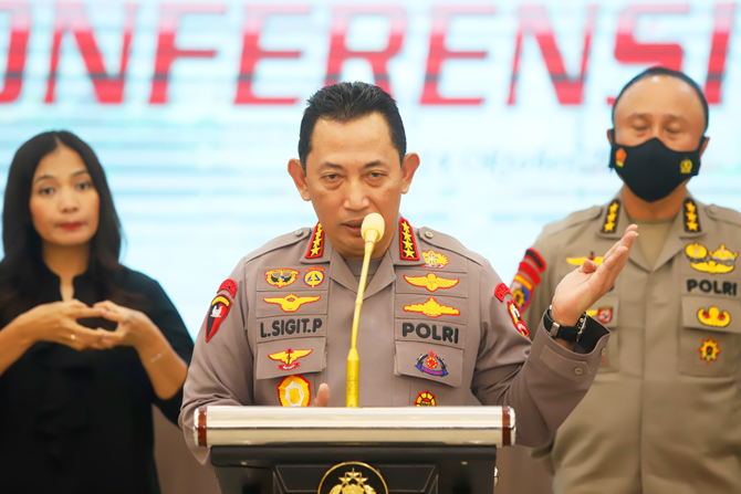 Kapolri Jenderal Listyo Sigit Prabowo saat konfrensi pers di Mabes Polri, Jakarta, Jumat (14/10/2022). Kapolri Jenderal Listyo Sigit Prabowo mengumumkan keterlibatan Kapolda Jawa Timur Irjen Teddy Minahasa dalam kasus penyalahgunaan narkoba. Teddy Minaha - Image