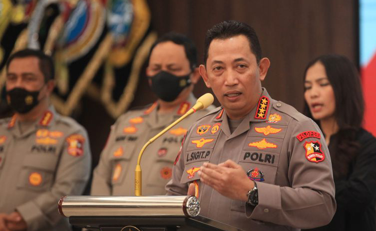 Kapolri Jenderal Pol Listyo Sigit Prabowo (kedua kanan) didampingi Wakapolri Komjen Pol Gatot Eddy Pramono (kedua kiri) memberikan keterangan kepada wartawan di ruangan Rupatama Mabes Polri, Jakarta, Jumat (14/10/2022). ANTARA FOTO/Reno Esnir/tom. - Image