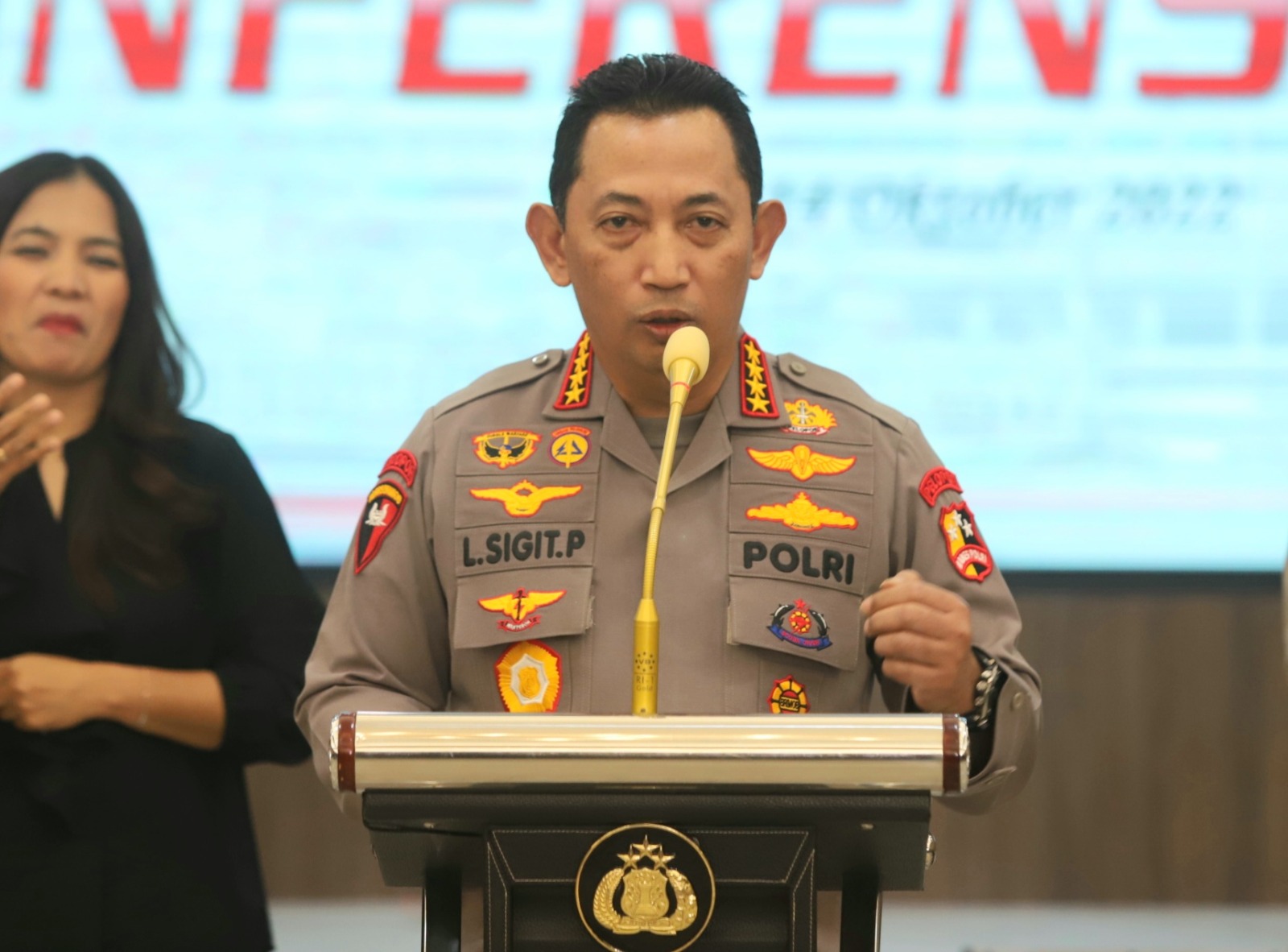 Kapolri Jenderal Listyo Sigit Prabowo saat melakukan konfrensi pers di Mabes Polri, Jakarta, Jumat (14/10/2022). Kapolri Jenderal Listyo Sigit Prabowo mengumumkan keterlibatan Kapolda Jawa Timur Irjen Teddy Minahasa dalam kasus penyalahgunaan narkoba. Te - Image