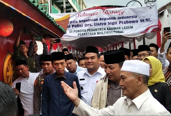 Kapolri Jenderal Pol Listyo Sigit Prabowo bersama Kiai Muhammad Zaim Ahmad Ma’shoem (Gus Zaim) di Pondok Pesantren Kauman Lasem, Rembang, Jawa Tengah, Minggu (30/10). Akhmad Nazaruddin Lathif/Antara - Image