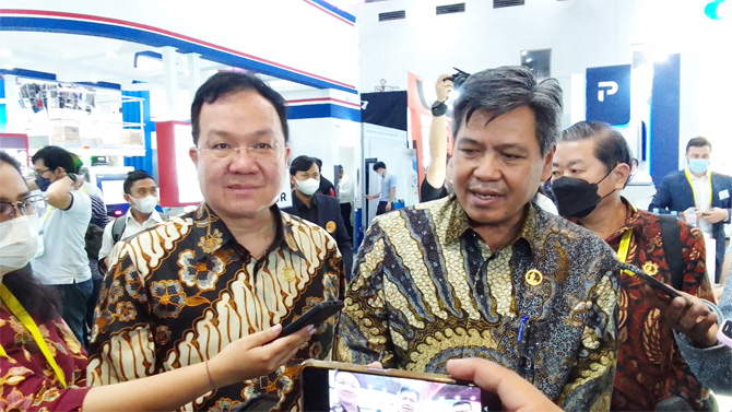 Direktur Jendral (Dirjen) Industri Argo Kementerian Perindustrian RI Putu Juli Ardika (kanan) bersama CEO Krista Exhibition Daud Salim dalam pembukaan Pameran AllPrint di JIExpo Kemayoran, Jakarta Pusat yang berlangsung 12-15 Oktober 2022. - Image