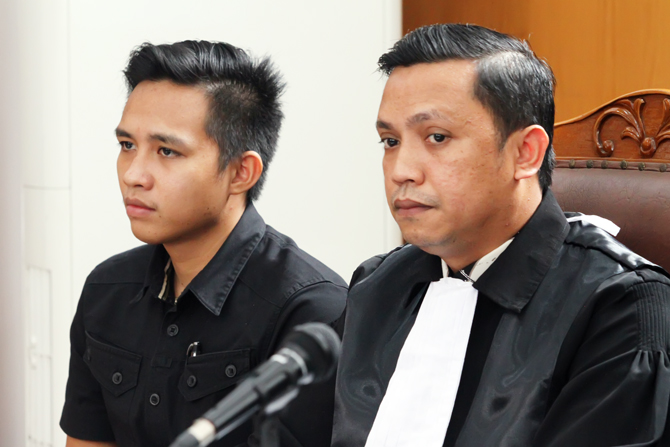 Terdakwa Richard Eliezer Alias Bharada E saat mengikuti sidang lanjutan di Pengadilan Jakarta Selatan, Selasa (25/10/2022). Saksi yang dihadirkan dalam sidang kali ini merupakan saksi dari pihak jaksa penuntut umum. Total 12 saksi akan dihadirkan. Foto: - Image