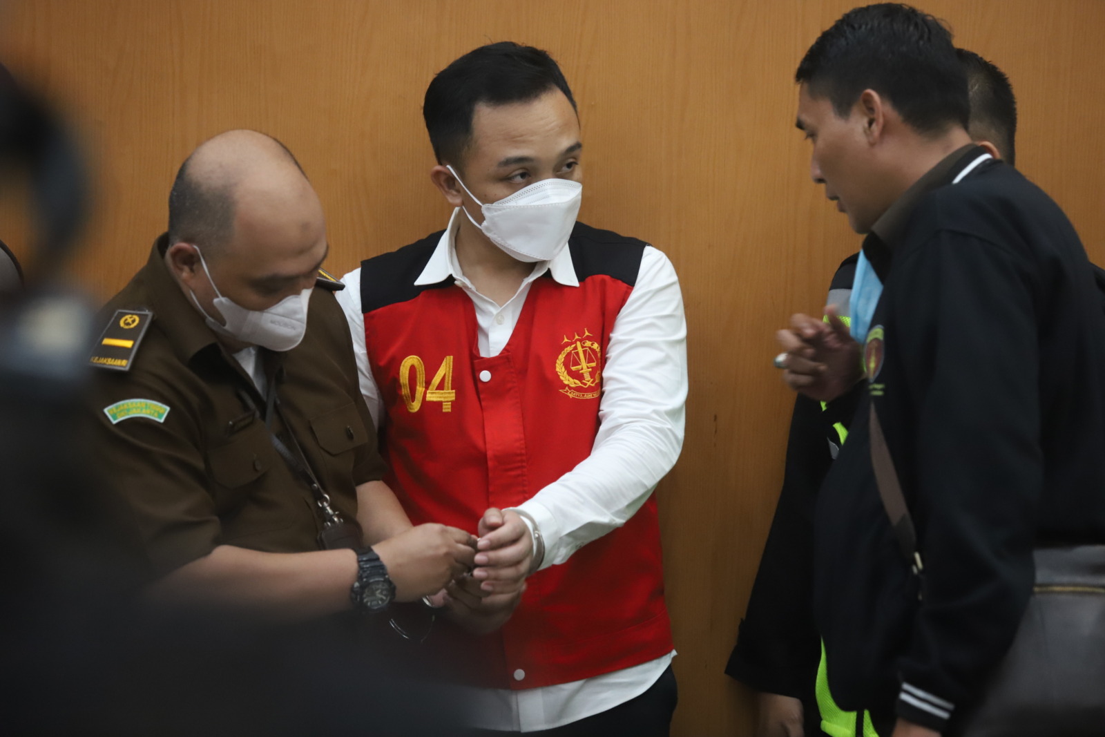 Terdakwa Ricky Rizal Jalani Sidang Perdana di Pengadilan Negeri Jakarta Selatan, Senin (17/10/2022). Sebelum memerintah Bharada E menembak Brigadir J. Ferdy Sambo sempat meminta Ricky Rizal menembak Yosua. Akan tetapi Ricky Rizal mengaku tidak kuat mental - Image