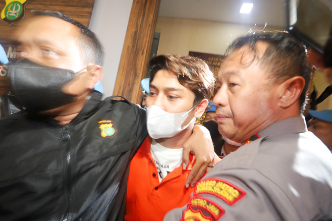 Polisi menampilkan artis Rizky Billar berbaju tahanan ke publik saat konferensi pers di Mapolres Jakarta Selatan, Kamis (12/10/2022). Rizky Billar ditahan usai ditetapkan sebagai tersangka kasus kekerasan dalam rumah tangga (KDRT) terhadap istrinya, Lesti - Image