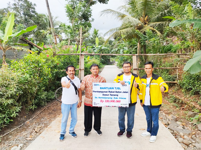SIG melalui program Tanggung Jawab Sosial dan Lingkungan (TJSL) memberikan bantuan kepada warga Desa Karangkadri Kabupaten Cilacap berupa pembangunan Drainase. - Image