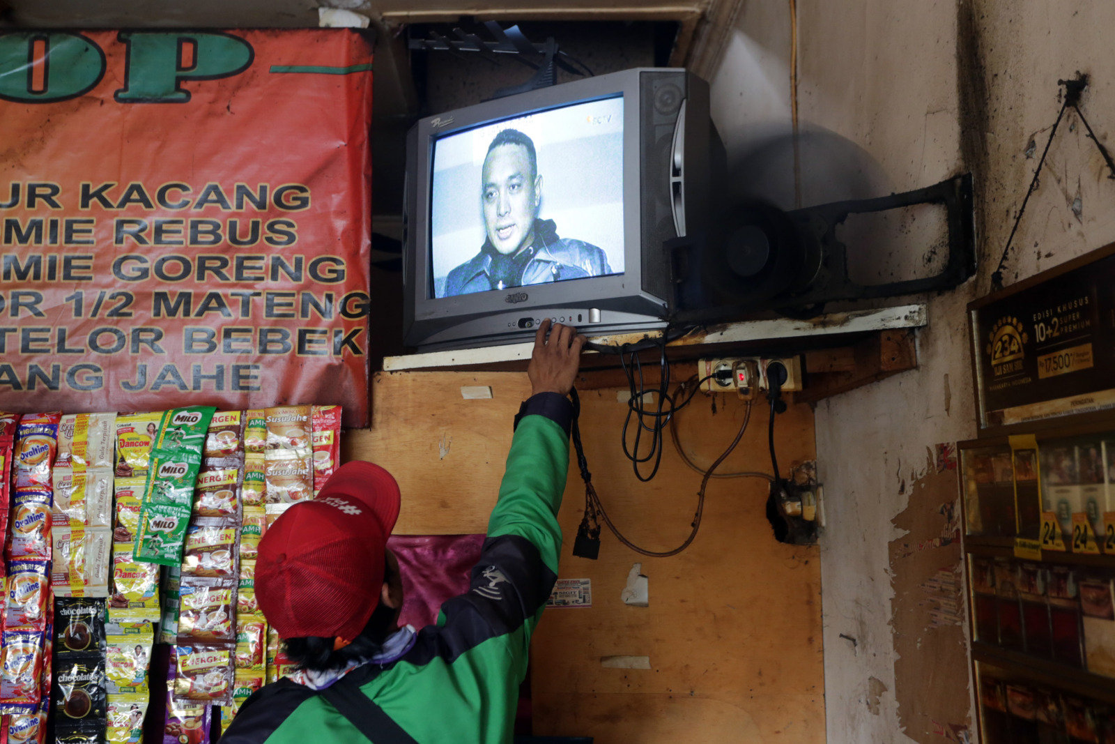 Warga menonton tayangan televisi di kawasan Pejaten, Jakarta, Jumat (7/10/2022). Pemerintah melalui Kementerian Komunikasi dan Informatika (Kominfo) membatalkan penghentian siaran TV analog Jabodetabek yang seharusnya dilaksanakan pada, Rabu, 5 Oktober 20 - Image