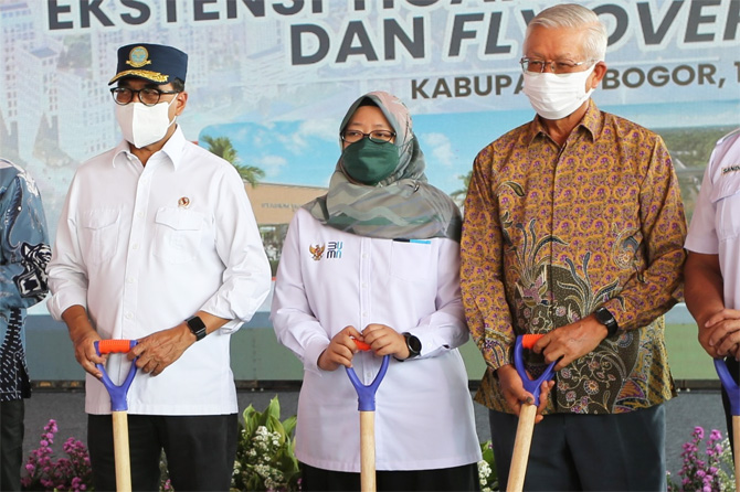 Menhub Budi Karya Sumadi, Asisten Deputi Bidang Jasa Logistik Kementerian BUMN Desty Arlaini dan Direktur Utama PT Agung Podomoro Land Tbk Bacelius Ruru saat pencanangan pembangunan Stasiun Ekstensi dan Fly Over Tenjo di Kabupaten Bogor, Jawa Barat, Sabt - Image