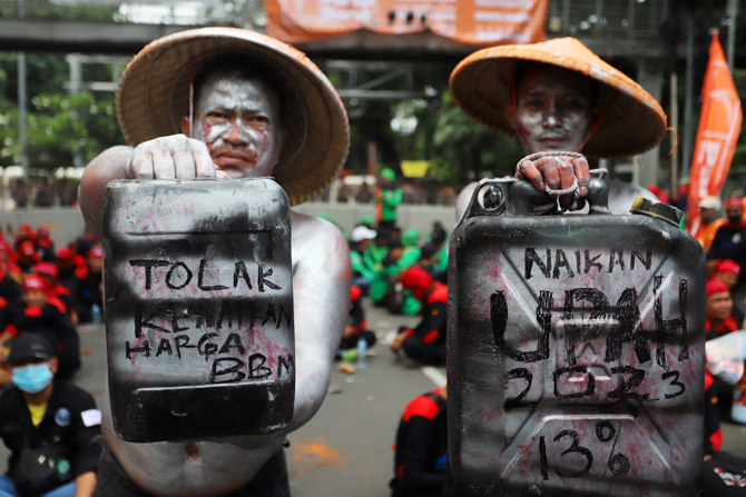 Sejumlah buruh saat melakukan aksi teatrikal kenaikan harga BBM di kawasan patung kuda, Silang Monas, Jakarta Rabu (8/12/2021). Aksi teatrikal yang menggambarkan kondisi masyarakat saat ini pascakenaikan harga BBM, upah yang tidak naik, hingga kesejahtera - Image