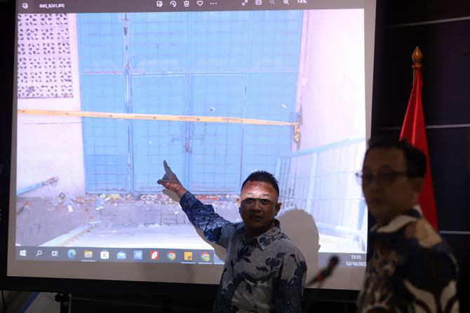 Komisioner Penyelidikan atau Pemantauan Komnas HAM Mohammad Choirul Anam (kiri) bersama Koordinator Subkomisi Pemajuan HAM/Komisioner Pendidikan dan Penyuluhan Beka Ulung Hapsara (kanan) memberikan keterangan pers terkait hasil temuan Komnas HAM atas Trag - Image