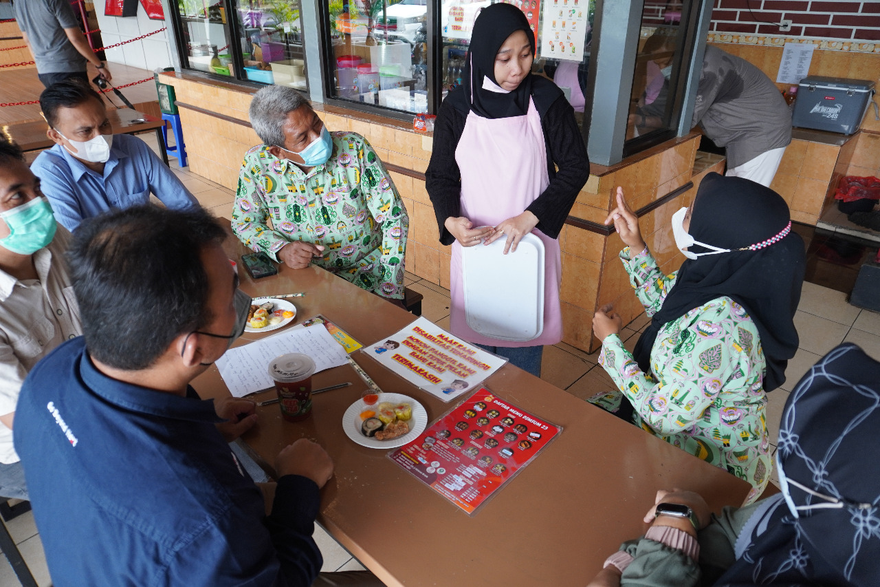 Dinda Intan Lestari Founder Kedai Pink penyandang difabel tuna rungu sedang berinteraksi dalam melayani pembeli dengan bahasa isarat atau pemberi bisa menulis pesanannya kalau tidak bisa bahasa isarat. (DOK. SIG) - Image