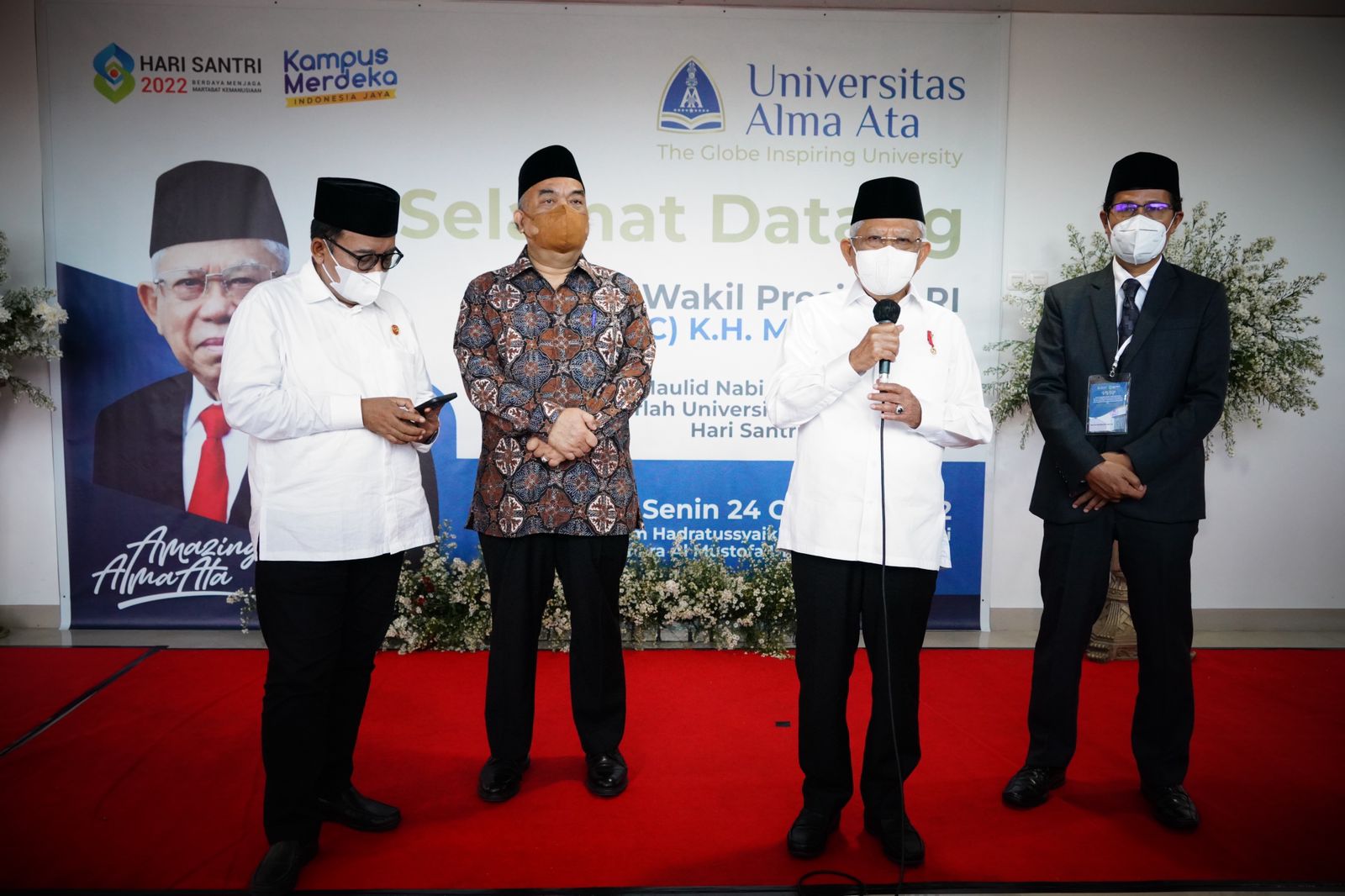 Caption : Wakil Presiden Ma’ruf Amin memberikan keterangan pers di sela kunjungan ke Jogjakarta (24/10). Foto : Humas Setwapres - Image
