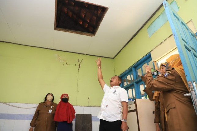 Wakil Wali Kota Surabaya Armuji meninjau salah satu sekolah. Pemkot Surabaya/Antara - Image