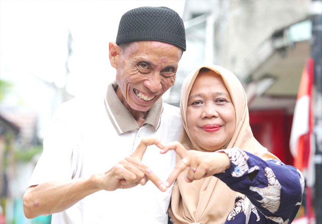 DUNIA MILIK BERDUA: Babeh Ojol dan Ayang Beb yang selalu romantis. Keharmonisan mereka menjadi inspirasi buat followers untuk selalu berupaya membahagiakan istri dan anak. (Fedrik Tarigan/Jawa Pos) - Image