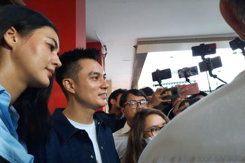 Baim Wong dan Paula Verhoeven memberikan keterangan pers usai menjalani pemeriksaan di Polres Metro Jakarta Selatan, Jumat (7/10/2022). ANTARA/ Yoanita HD - Image