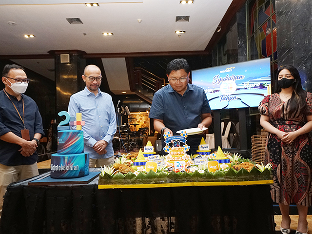 MAKIN INOVATIF: Direktur Utama Bank Mandiri Darmawan Ju naidi (dua dari kanan) serta Komisaris Utama Bank Mandiri Chatib Basri (dua kiri) memotong tumpeng saat merayakan syukuran HUT Ke24 Bank Mandiri. (BANK MANDIRI) - Image