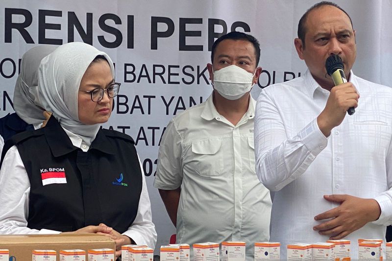 Direktur Tindak Pidana Tertentu Bareskrim Polri Brigjen Pol Pipit Rismanto (kanan) didampingi Kepala BPOM RI Penny K Lukito (kiri) saat menyampaikan keterangan pers kepada wartawan perihal penyelidikan kasus kematian pasien gangguan ginjal akibat keracuna - Image