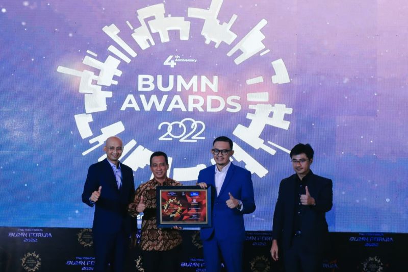 Perum Perhutani menerima penghargaan dalam ajang 4th BUMN Aniversary Award dari The Iconomics untuk kategori Forestry atas keberhasilan mengelola hutan secara berkelanjutan di Hotel Le Meridien, Jakarta, Kamis (27/10/2022). (ANTARA/HO-Perhutani) - Image