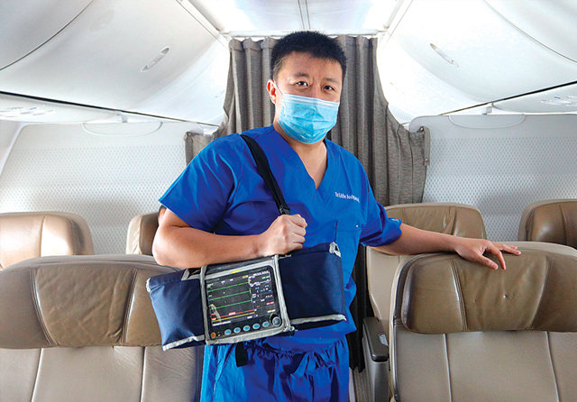 SELALU SIGAP: Dokter Eddie Andytama saat bertugas mendampingi pasien pada penerbangan Batik Air rute Surabaya Singapura (23/9). (ANGGER BONDAN/JAWA POS) - Image