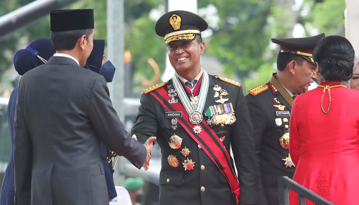 LANGKAH TEGAS: Presiden Joko Widodo bersalaman dengan Panglima TNI Jenderal Andika Perkasa seusai peringatan HUT Ke-77 TNI di Jalan Medan Merdeka Utara, Jakarta, Rabu (5/10). (FEDRIK TARIGAN/JAWA POS) - Image