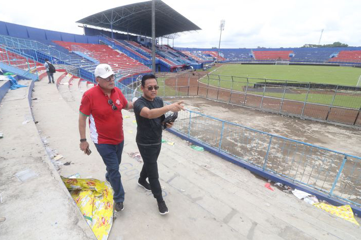 Ketua Komisi Disiplin PSSI Erwin Tobing (kiri) mendatangi Stadion Kanjuruhan di Malang, Jawa Timur, Senin (3/10/2022). Komdis PSSI mendatangi Stadion Kanjuruhan pascatragedi untuk melihat situasi secara langsung sekaligus mengumpulkan fakta guna menentuka - Image