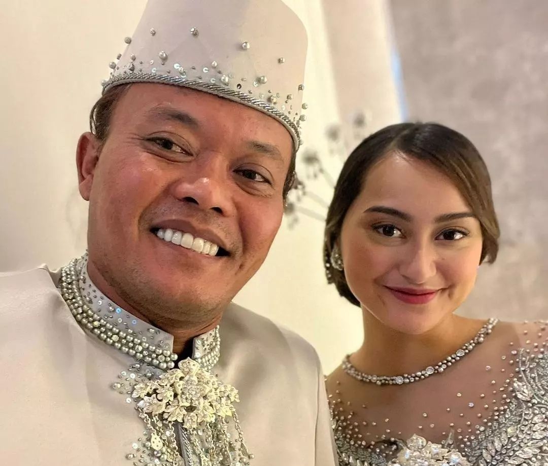Beredar foto Sule dan Memes Prameswari menggunakan pakaian mirip pengantin./Instagram suleadzam_smrg - Image