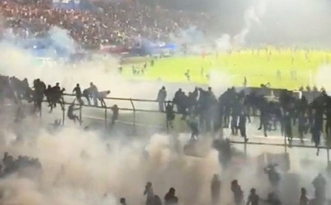 Salah satu tribune penonton di Stasion Kanjuruhan Malang dipenuhi gas air mata yang menyebabkan kepanikan penonton. - Image