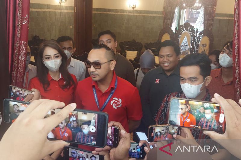 Ketua Umum PSI Giring Ganesha saat mengunjungi Gibran di Loji Gandrung Solo, Jumat (21/10/2022). ANTARA/Aris Wasita - Image
