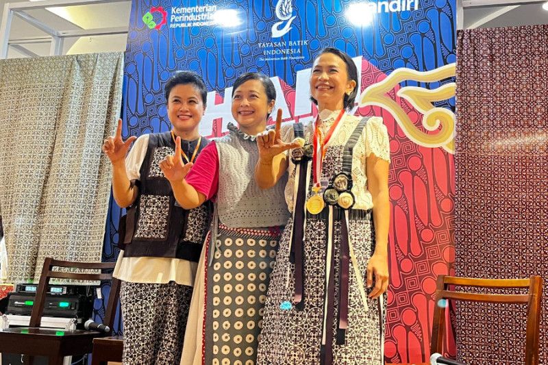 Ketua Pelaksana Hari Batik Nasional 2022 Nini Djan Faridz; Wakil Direktur Utama Bank Mandiri Alexandra Askandar; dan Ketua Yayasan Batik Indonesia (YBI) Gita Pratama berfoto bersama usai jumpa pers di Senayan, Jakarta, Minggu (2/10/2022). (ANTARA/Arnidhya - Image